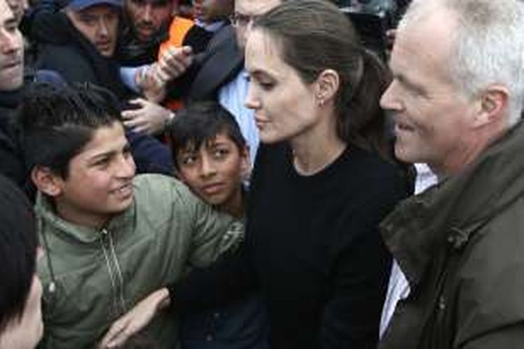 Utusan khusus UNHCR Angelina Jolie dikerubuti anak-anak pengungsi saat mengunjungi pelabuhan Piraeus, Yunani, Rabu (16/3/2016).