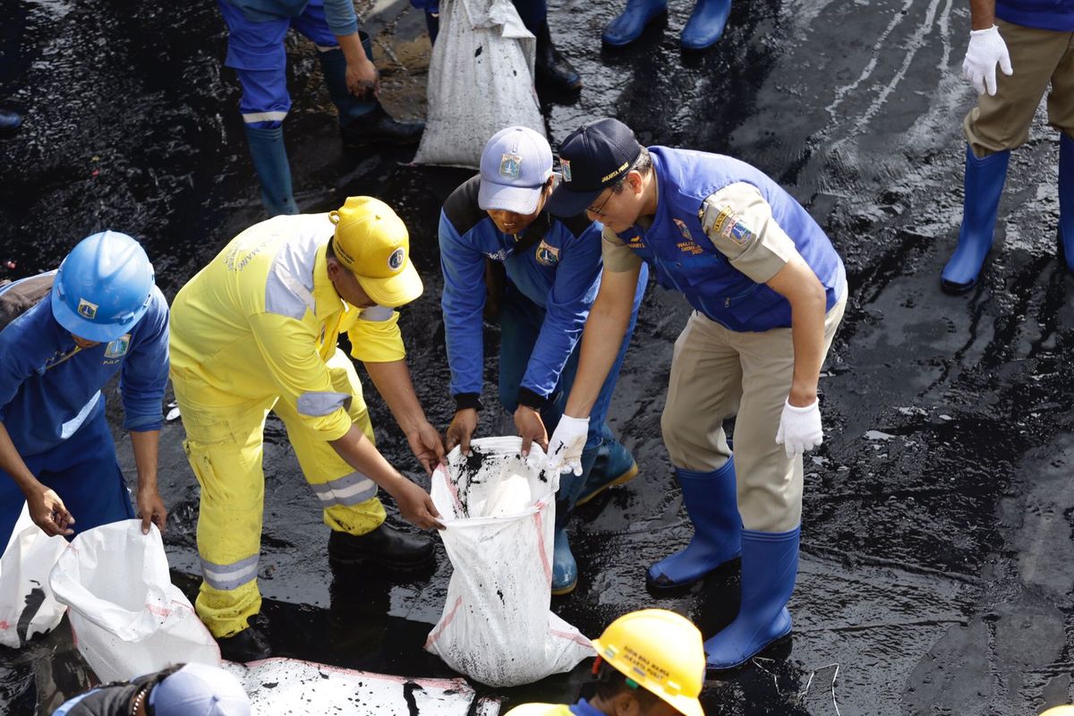 Pemerintah Kota Jakarta Pusat menggelar program gerebek lumpur untuk mengantisipasi banjir pada saat memasuki musim hujan di Pintu Air Kali Cideng, Gambir, Jakarta Pusat, Senin (26/9/2022).