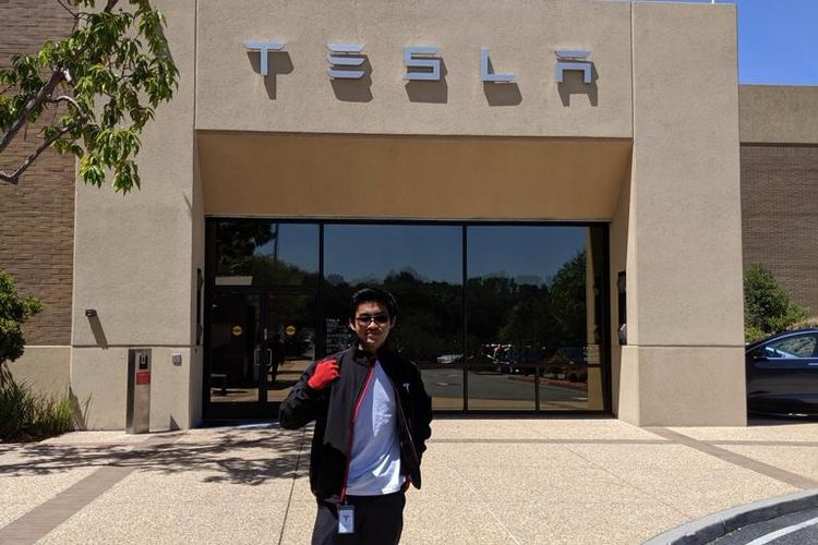 Presiden Direktur Oyika Indonesia Albert Soerjonoto di depan kantor Tesla, Amerika Serikat