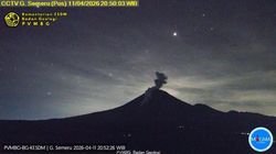 Gunung Semeru Luncurkan Awan Panas Sejauh 2,5 Kilometer