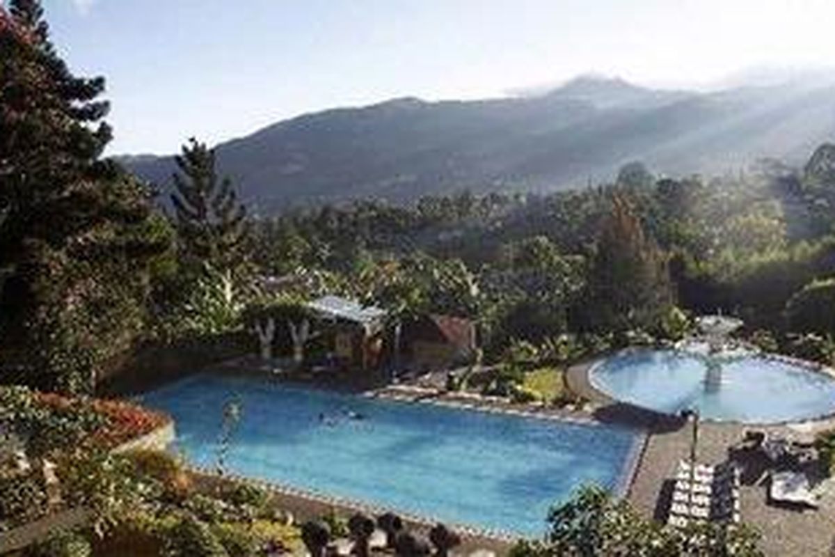 Wisatawan dalam negeri berenang di kolam renang sebuah hotel di kawasan Cisarua, Bogor, Jawa Barat, Kamis (6/5/2010). Kawasan Cisarua dan Megamendung di Bogor menjadi daerah tujuan wisatawan dalam negeri khususnya Jakarta untuk melepas penat dari hiruk pikuk Jakarta.