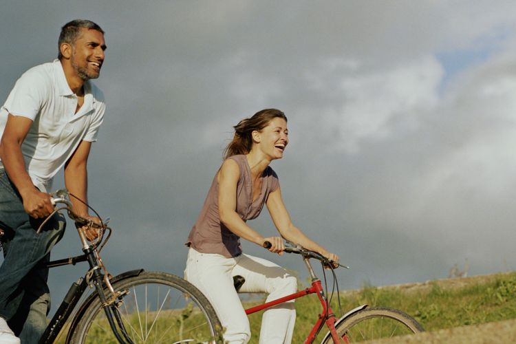 Ilustrasi bersepeda di luar ruangan.