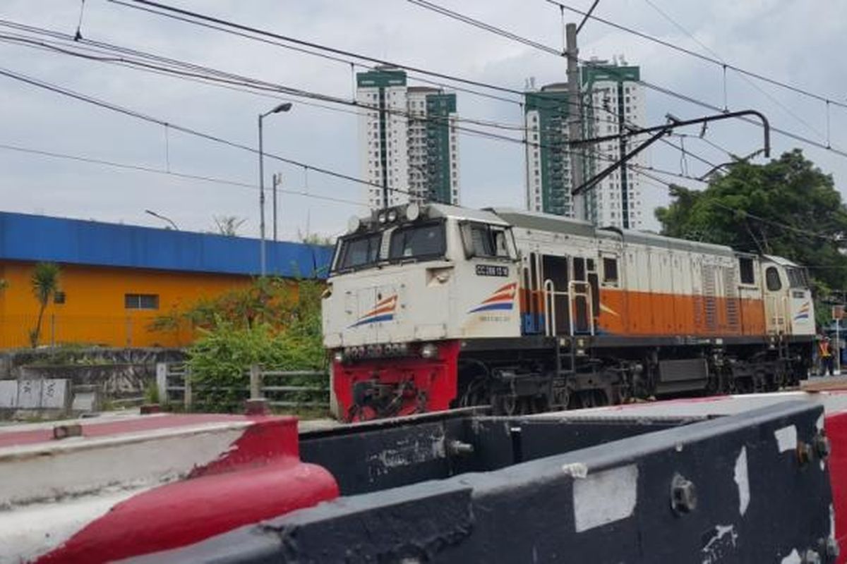 Pelintasan sebidang kereta api di Jalan Pramuka Raya, Jakarta Timur, Selasa (14/3/2017).