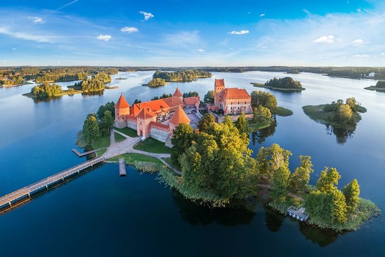 Ilustrasi Lithuania - Tempat wisata bernama Trakai Island Castle di Trakai, Lithuania.