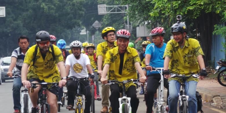 Gubernur DKI Jakarta Joko Widodo bike to work ke Balaikota.