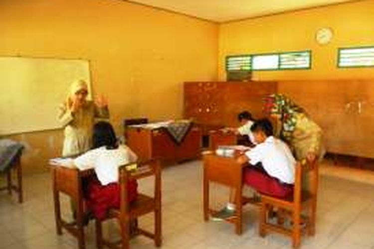  Tiga siswa tuna rungu, Sekolah Luar Biasa (SLB) Negeri Ungaran   tengah mengikuti Ujian Nasional (UN) SD, Senin (16/5/2016) siang.