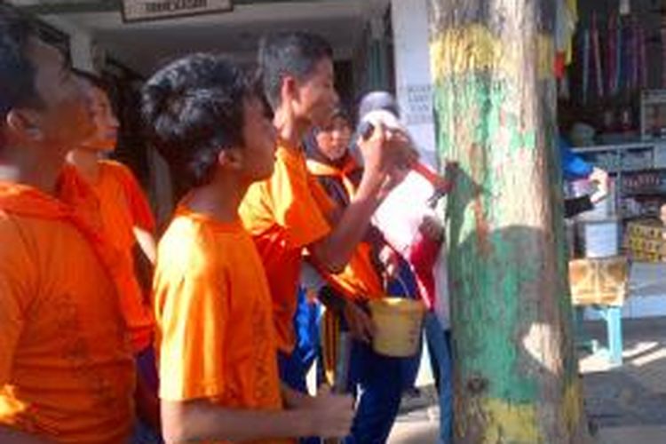 Aksi mencabut paku di pohon oleh pelajar MAN Pamekasan. Mereka prihatin atas kondisi pohon di dalam kota yang ditumbuhi paku karena ulah pemasang iklan dan kampanye politik.