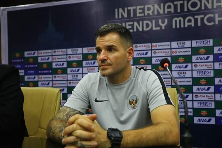 Simon McMenemy saat melakukan konferensi pers, Selasa (16/4/2019)