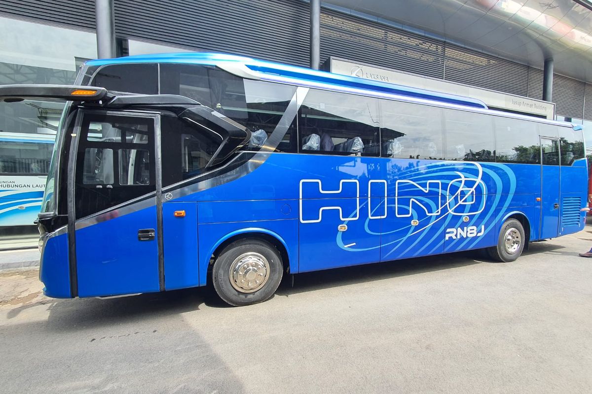 Bus buatan Karoseri Laksana dengan bodi Legacy SR2 Panorama