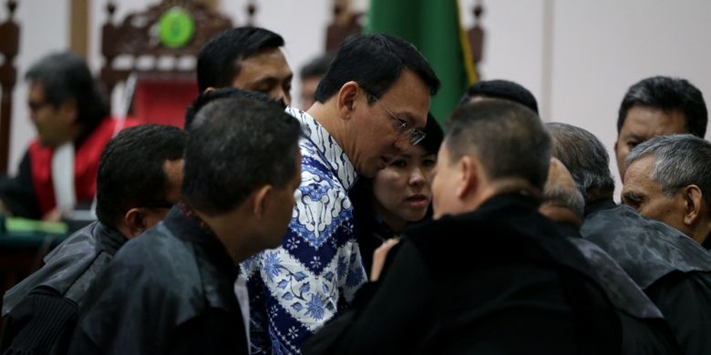 Terdakwa kasus dugaan penodaan agama, Basuki Tjahaja Purnama atau Ahok mengikuti sidang pembacaan putusan di Pengadilan Negeri Jakarta Utara di Auditorium Kementerian Pertanian, Jakarta Selatan, Selasa (9/5/2017). Majelis hakim menjatuhkan hukuman pidana 2 tahun penjara. Basuki Tjahaja Purnama dan kuasa hukumnya menyatakan banding. 