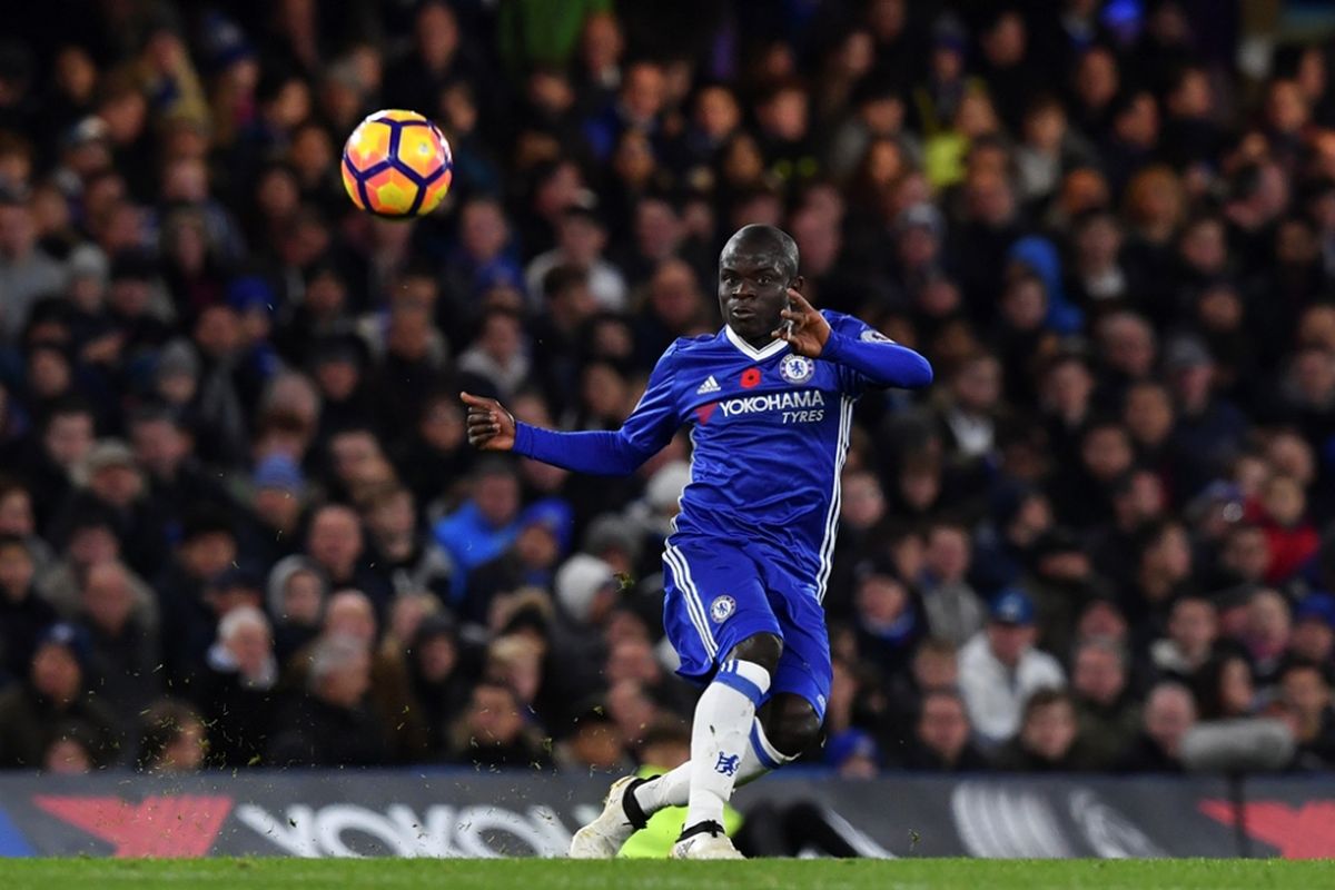 NGolo Kante melepaskan umpan lambung saat Chelsea melawan Everton pada partai lanjutan Premier League - kasta pertama Liga Inggris - di Stadion Stamford Bridge, 5 November 2016.