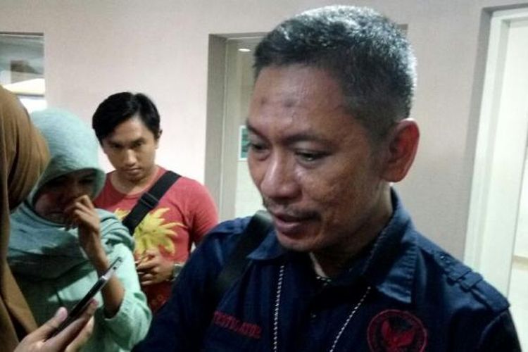 Wakil Ketua Lembaga Perlindungan Saksi dan Korban (LPSK), Askari Razak saat memberikan keterangan kepada wartawan di RS JIH