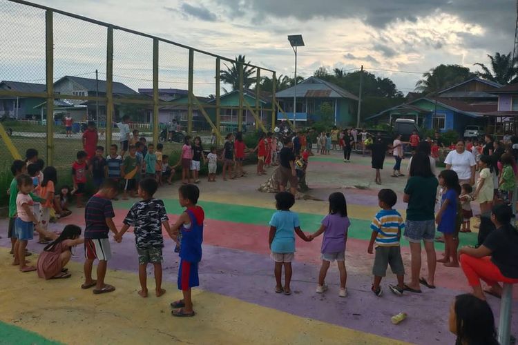 Kegiatan Bermain-main (games) di lapangan desa oleh anak-anak TBM Pelita Kanaan 
