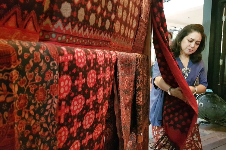 Pengunjung melihat kain batik Jambi dari Rumah Batik Azmiah