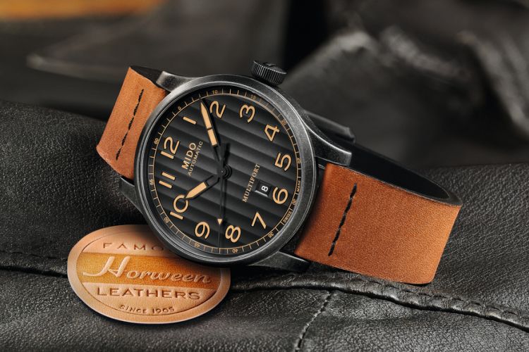 Ada dua tipe strap, yakni Essex yang terdiri dari warna coklat yang warnanya akan semakin bagus seiring waktu dan juga warna hitam.