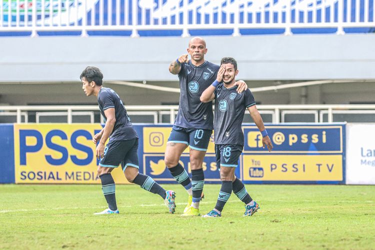 Gian Zola (kanan) merayakan golnya bersama Ivan Carlos (kiri) pada laga pekan kelima Liga 1 antara Persela vs Persiraja yang dihelat di Indomilk Arena, Selasa (29/9/2021).