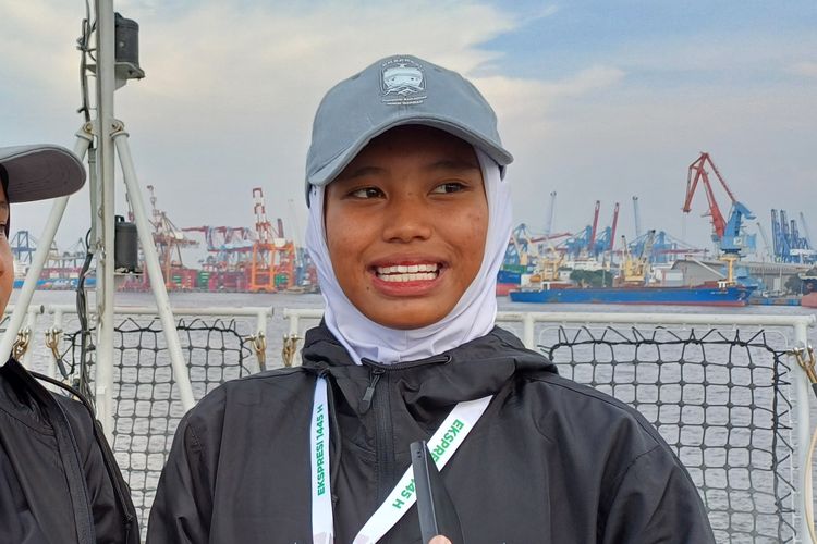 Siswi SMA Islam Terpadu Nurul Fajri bernama Farisa (17) saat ditemui wartawan disela-sela kegiatan pesantren kilat dengan tajuk Ekspedisi Ramadhan Penuh Inspirasi (Ekspresi) yang dihelat Badan Amil Zakat Nasional (Baznas) di kapal perang TNI AL KRI Semarang (594), Jumat (29/3/2024).