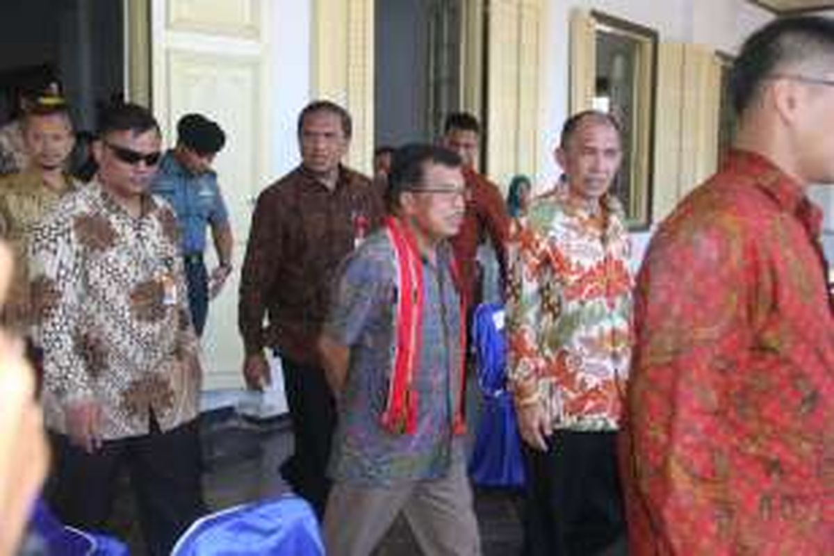 Wakil Presiden Jusuf Kalla usai melakukan pertemuan dengan warga Banda di Istana Mini Kecamatan Banda Kabupaten Maluku Tengah Kamis 17 Maret 2016 lalu