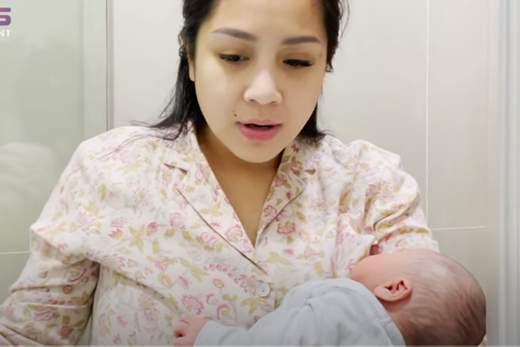 Nagita Slavina pertama kali memandikan putra keduanya, Rayyanza Malik Ahmad.