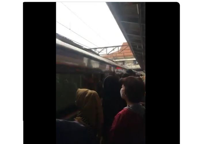 Rekaman video ketika kereta api melintasi stasiun yang padat calon penumpang.