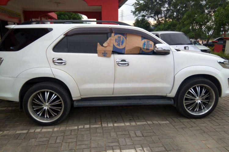 Mobil Fortuner BP 805 AQ milik Haryanto korban perampokan dengan memecah kaca. Saat ini mobil tersebut sudah diamankan di Polsek Bengkong.