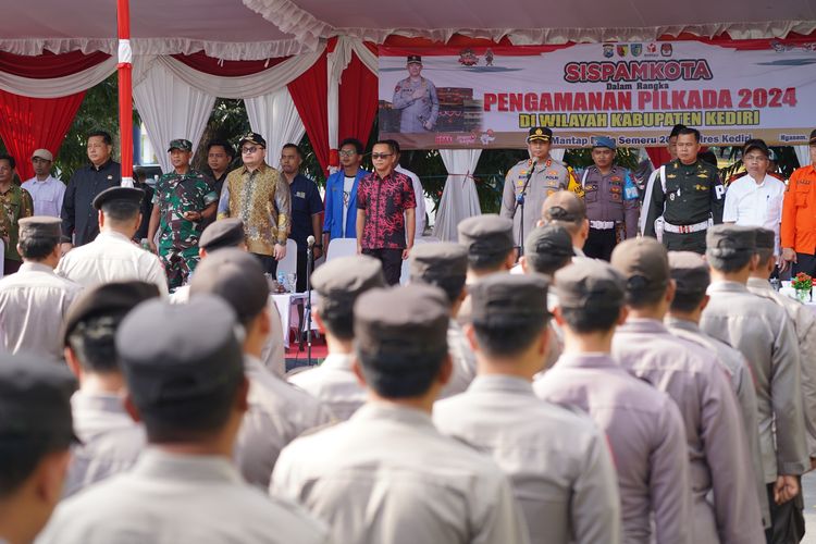 Bupati Kediri Hanindhito Himawan Pramana atau akrab disapa Mas Dhito saat menghadiri simulasi Sistem Pengamanan Kota (Sispamkota) yang digelar oleh Kepolisian Resor (Polres) Kediri.