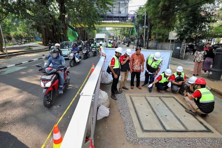 Pemerintah Kota (Pemkot) Bandung resmi memulai proyek Penyelenggaraan Infrastruktur Pasif Telekomunikasi (IPT) di Jalan Merdeka, Jumat (21/6/2024).