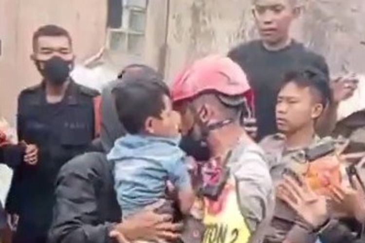 Seorang anak yang terkubur 3 hari dalam reruntuhan akibat gempa Cianjur, ditemukan selamat, Rabu (23/11/2022).  