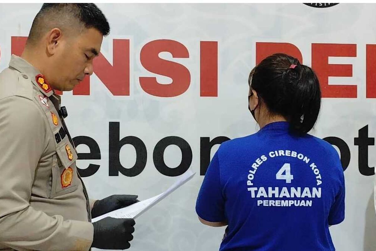 Kapolres Cirebon Kota AKBP Eko Iskandar menanyakan modus dan alasan tersangka TA melakukan Penipuan berupa arisan bodong saat konfrensi pers di Aula Polres Cirebon Kota Rabu (23/7/2025) siang