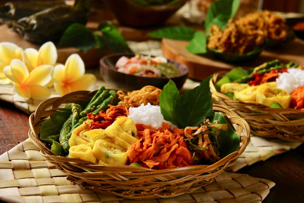 ilustrasi nasi campur bali, salah satu makanan khas Indonesia. 