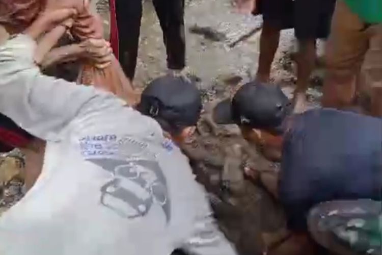 Sejumlah warga di Kabupaten Bone, Sulawesi Selatan membongkar gorong gorong guna mengevakuasi jasad seorang siswi SD yang terseret arus banjir. Jumat, (3/5/2024).