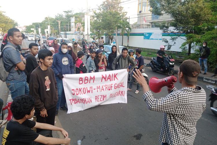 Aksi penolakan kenaikan harga Bahan Bakar Minyak (BBM) juga berlangsung di Kota Makassar, Rabu (31/8/2022). Bahkan, mahasiswa sempat terlibat aksi dorong dengan aparat kepolisian yang melakukan pengamanan.