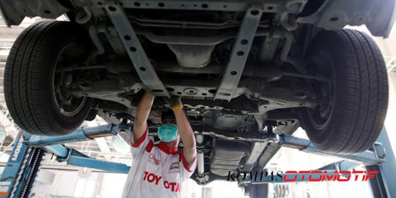 Montir melakukan perbaikkan pada mobil pelanggan di Toyota Astra Motor Sudirman, Jakarta.
