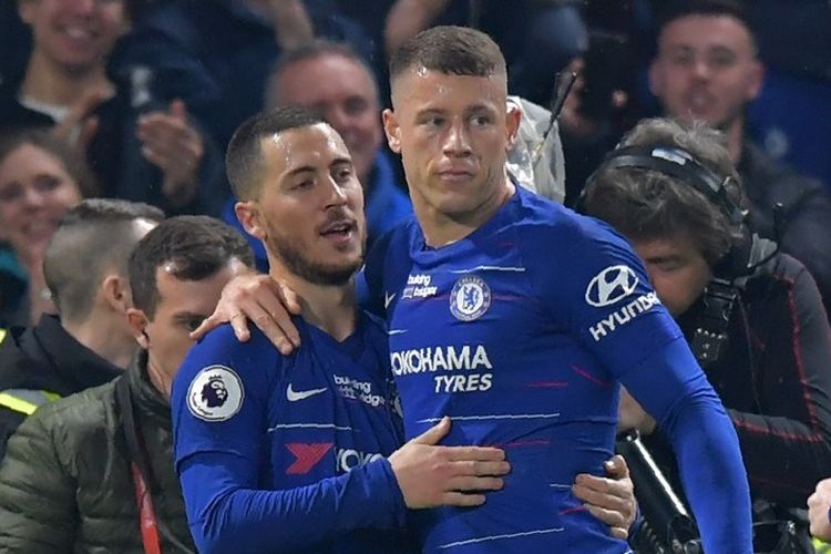 Eden Hazard merayakan golnya bersama Ross Barkley pada pertandingan Chelsea vs West Ham United dalam lanjutan Liga Inggris di Stadion Stamford Bridge, 8 April 2019. 