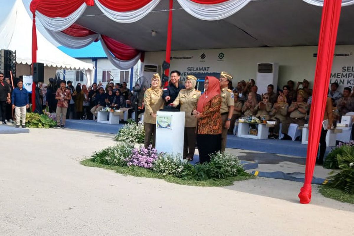 Menteri Ketenagakerjaan Ida Fauziyah (tengah) saat agenda pencanangan Bulan K3 Nasional 2024 di kawasan smelter PTFI Gresik, Jawa Timur, Jumat (12/1/2024).