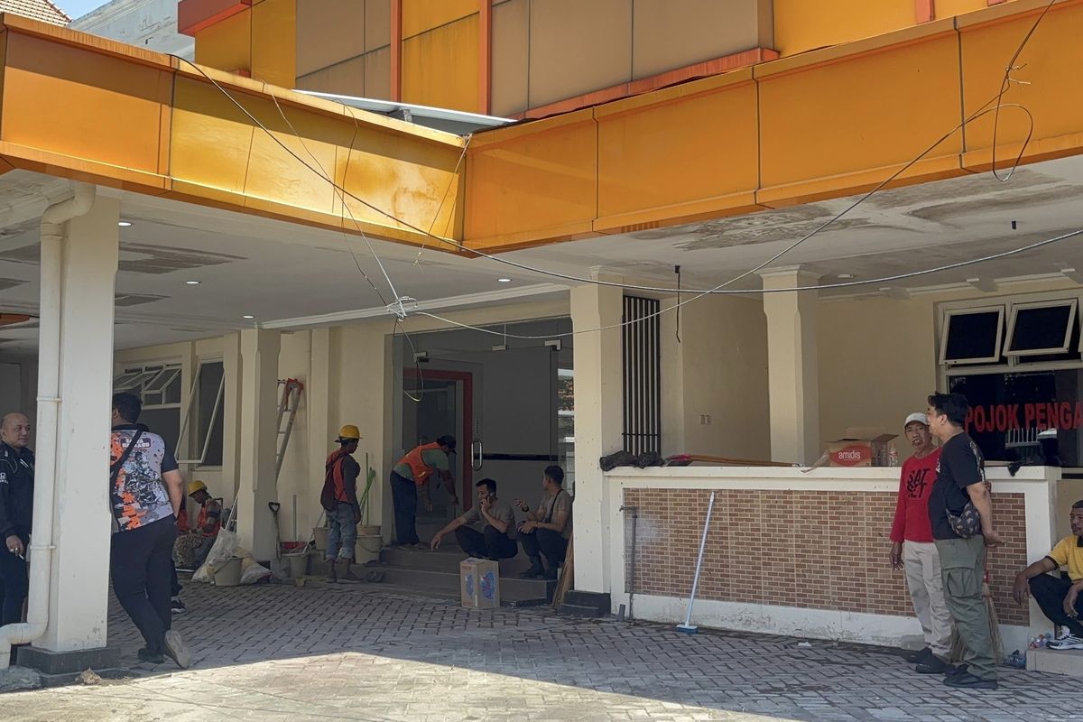 Anggota Polsek Tegalsari saat memperbaiki bekas Kantor Bawaslu Jatim, Kamis (4/9/2025).