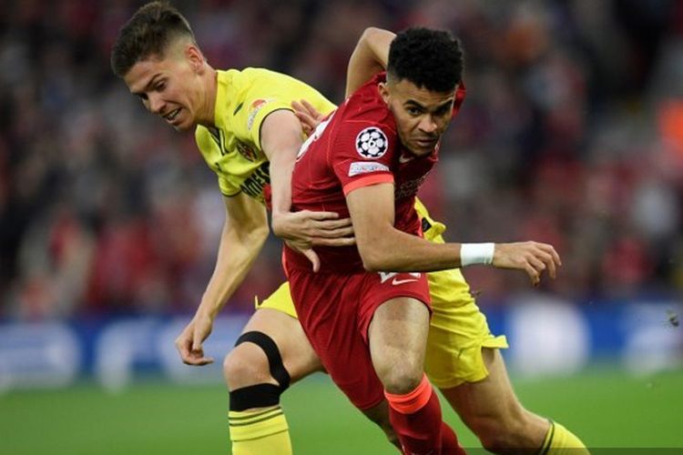 Aksi penyerang sayap Liverpool, Luis Diaz, saat menghadapai Villarreal pada laga lag pertama semifinal Liga Champions di Anfield, Kamis (28/4/2022).