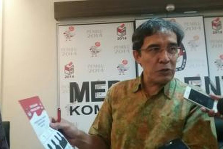 Komisioner Komisi Pemilihan Umum Pusat, Hadar Nafis Gumay di Media Center KPU, Jakarta, Selasa (1/12/2015)