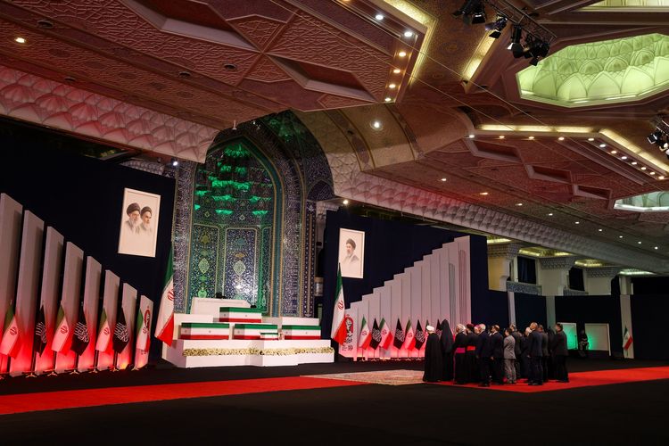 Perbedaan Ayat Al-Qur'an yang Diperdengarkan untuk Delegasi Asing di Pemakaman Ali Khamenei Picu Perdebatan