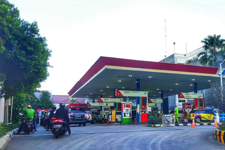 Stok Pertalite di SPBU Pertamina Cikini, Jakarta Pusat terpantau tersedia meskipun terdapat antrean panjang kendaraan roda dua, Senin (4/4/2022).  