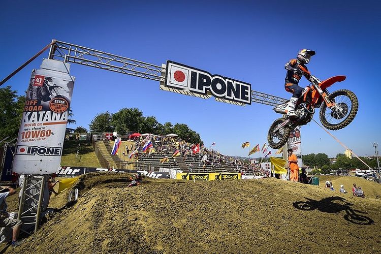 Ilustrasi oli Ipone yang menjadi sponsor ajang balap MXGP.