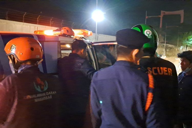 Satu Anggota Damkar Diberi Oksigen karena Mengalami Sesak Nafas saat Evakuasi Korban Kebakaran Trans Studio Mal Makassar, Senin (24/4/2023) malam