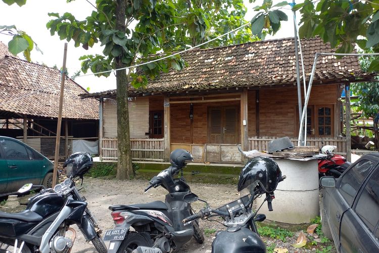 Rumah terduga teroris di Kabupaten Bantul, yang tadi pagi digeledah oleh Densus 88, Rabu (9/2/2022).