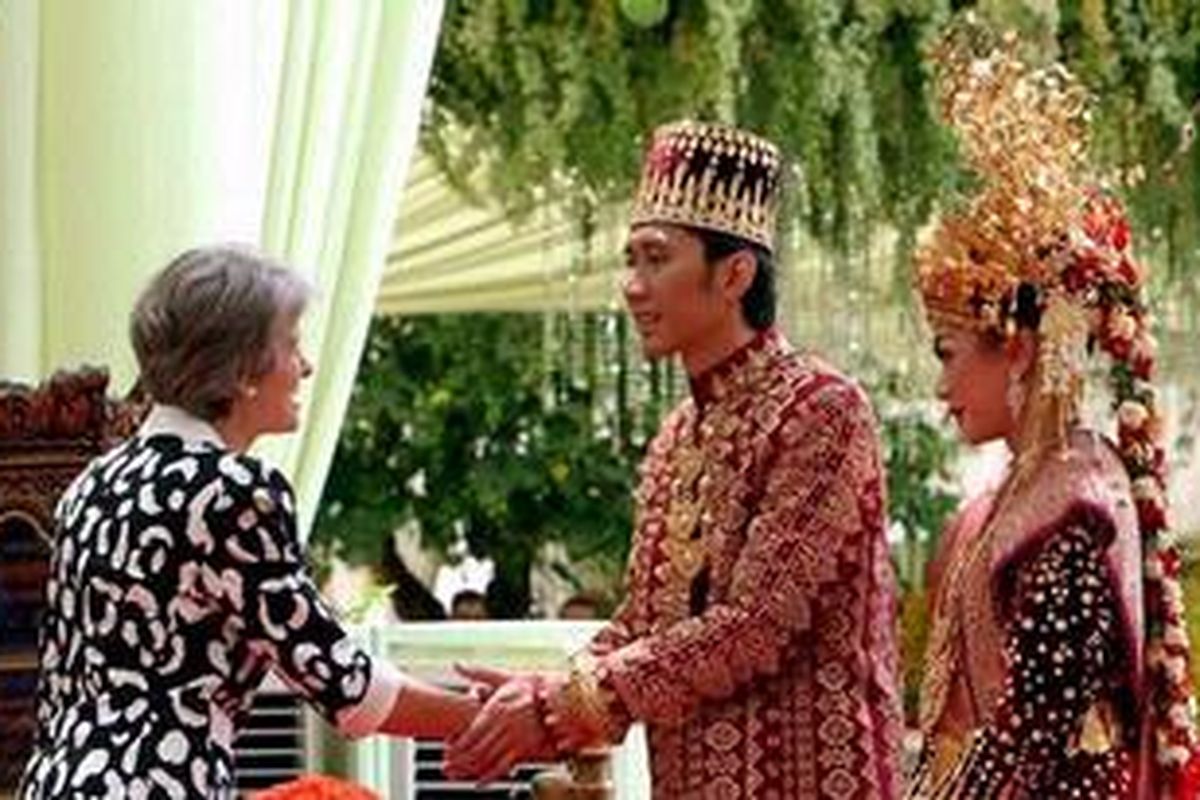 Edhie Baskoro Yudhoyono bersanding dengan Siti Rubi Aliya Rajasa saat bersalaman dengan tamu undangan dalam prosesi akad nikah di Istana Cipanas, Cianjur, Jawa Barat, Kamis (24/11/2011). Akad nikah kedua mempelai dilangsungkan dengan tata cara adat Palembang. 