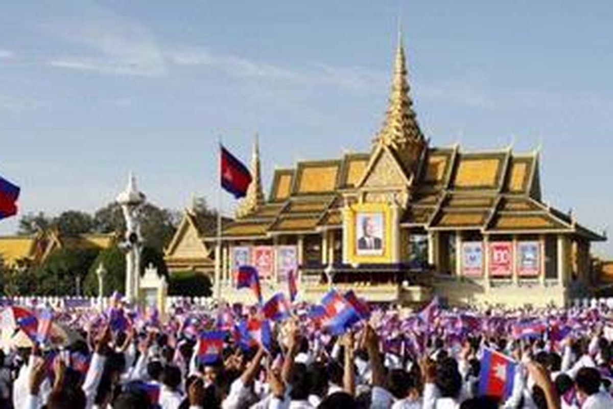 Rakyat Kamboja merayakan 20 tahun kembalinya mantan raja Norodom Sihanouk di Istana Kerajaan, di Phnom Penh, Minggu (30/10/2011).