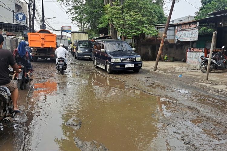Pengendara Keluhkan Jalan Rusak di Neglasari Tangerang: Parah Banget, Becek dan Kotor