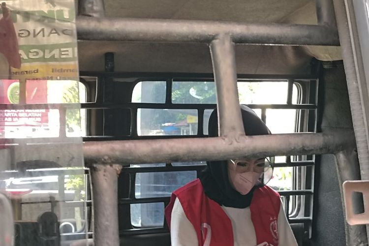 Terdakwa Medina Zein saat berada di mobil tahanan yang hendak membawanya ke Rutan Polda Metro Jaya pada Senin (15/8/2022). 