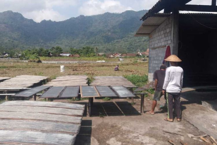 Proses pengeringan mi lethek di Dusun Tuksongo, Desa Tuksongo, Kecamatan Borobudur, Kabupaten Magelang, Jawa Tengah, Jumat (26/8/2022).
