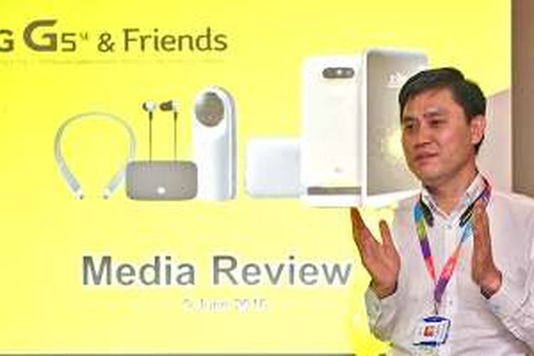 Head of Mobile Communications Division LG Electronics Indonesia, Hee Gyun Jang, saat memberikan presentasi dalam acara media briefing di Jakarta, Kamis (9/6/2016). 