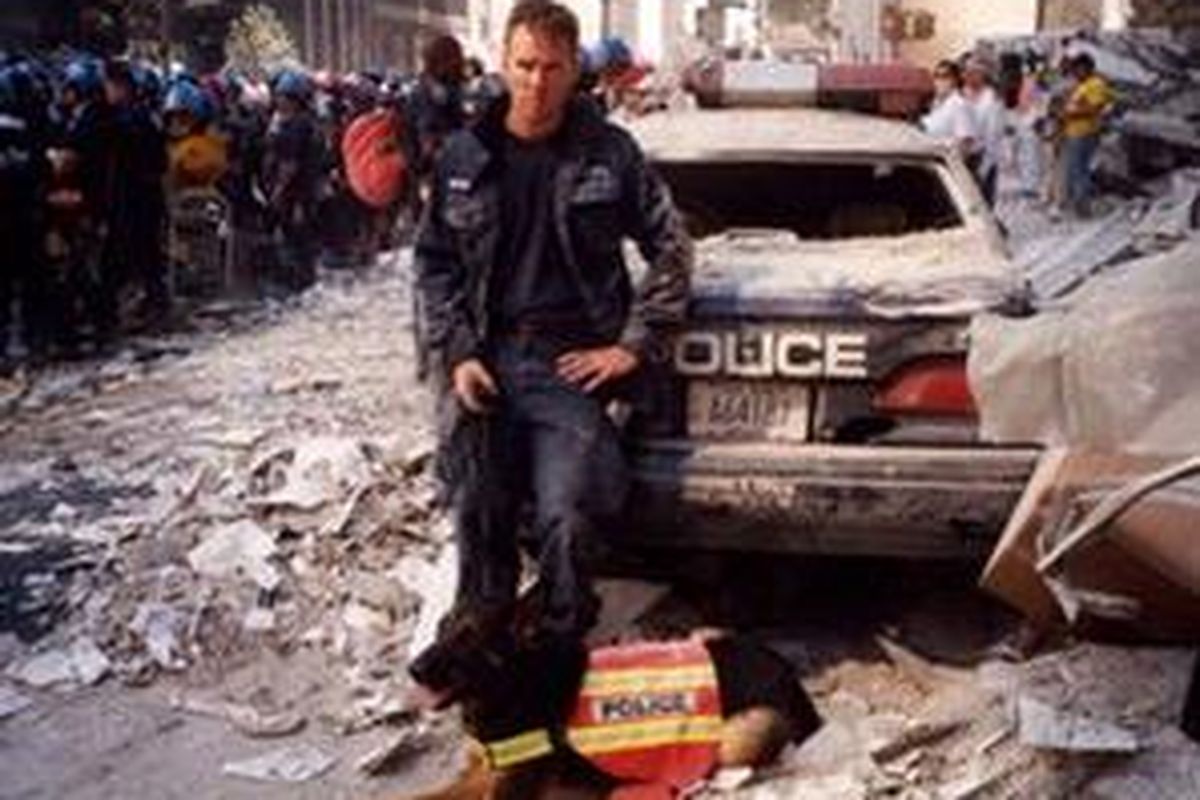 Trakr dan James Symington termasuk di antara tim penyelamat yang pertama kali terjun memeriksa puing-puing menara kembar WTC saat tragedi 9/11.